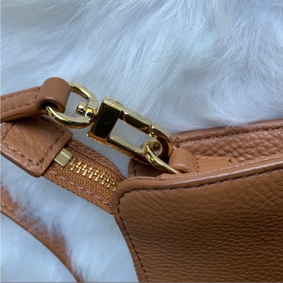 Tory Burch Robinson Pebbled Crossbody Like New Leather Tan Wallet Bag - Picture 5 of 9